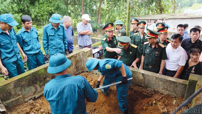 Lực lượng dân quân tham gia tìm kiếm, quy tập hài cốt liệt sĩ.
