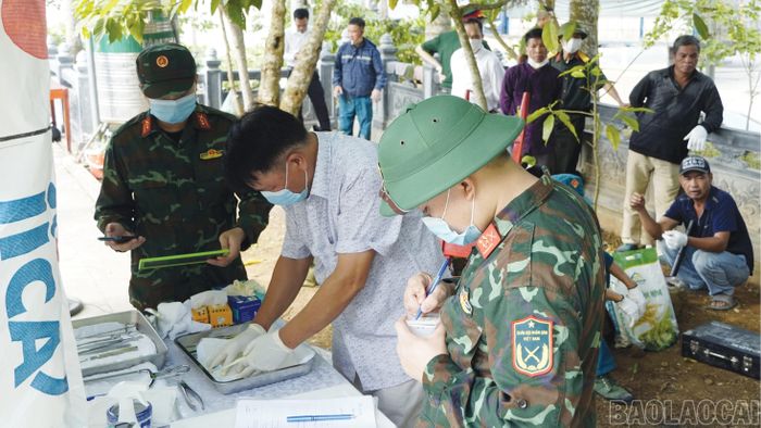 Lực lượng chức năng tổ chức lấy mẫu hài cốt xác định danh tính.
