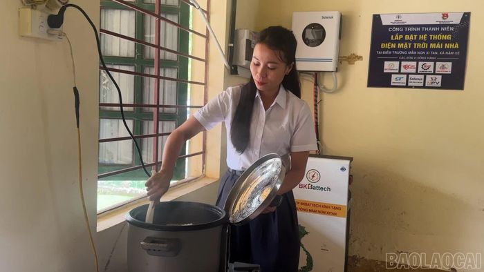 Khi bớt được thời gian và công sức dành cho việc nhóm bếp, nấu cơm, các cô có thêm thời gian chăm sóc trẻ, chuẩn bị bài dạy, sắp xếp lớp học.