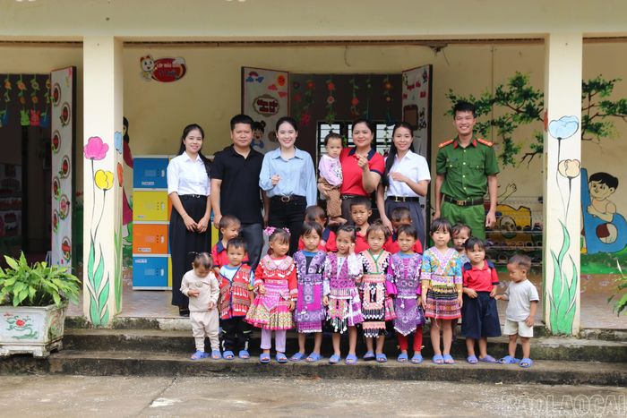 Niềm vui của cô và trò Điểm trường Xi Tan khi nhận được sự quan tâm của nhiều đơn vị.