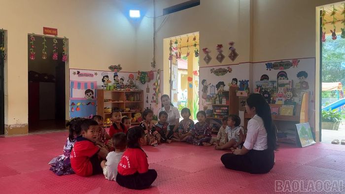 Cô trò học tập, vui chơi trong lớp học có ánh sáng điện.