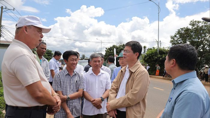 Phó Chủ tịch UBND tỉnh Lâm Đồng Nguyễn Hồng Hải đi khảo sát thực tế, trao đổi với người dân thôn R’Chai