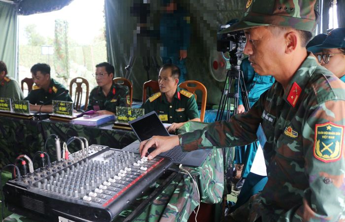 Bộ phận thông tin, chỉnh ánh sáng ở một trong những cuộc họp dưới hầm bí mật