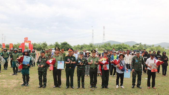 Ban chỉ đạo tặng hoa và quà cho các lực lượng sau khi diễn tập thực binh