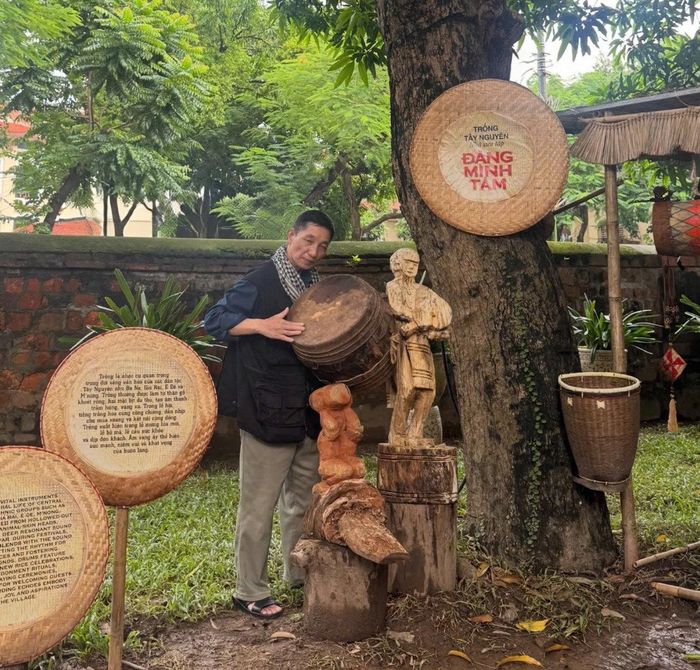 Không gian trưng bày trống Tây Nguyên đang được sắp đặt trong chương trình “Nhất trống - Một tiếng trống - Ngàn năm văn hiến” sắp khai mạc ở Văn Miếu - Quốc Tử Giám
