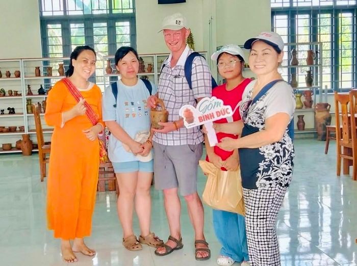 Du khách tham quan làng gốm Bình Đức