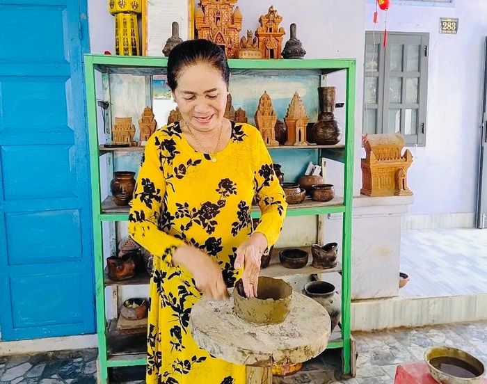 Nghệ nhân Lương Thị Hòa gắn bó hàng chục năm với nghề gốm