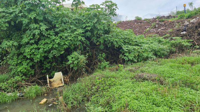 Nước mưa hòa cùng nước rỉ rác chảy tràn xuống các khu vực thấp phía dưới bãi rác