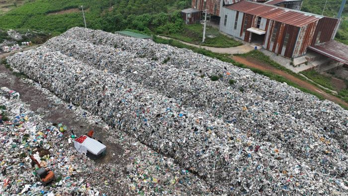 Rác thải dồn chất đống nhìn từ trên cao