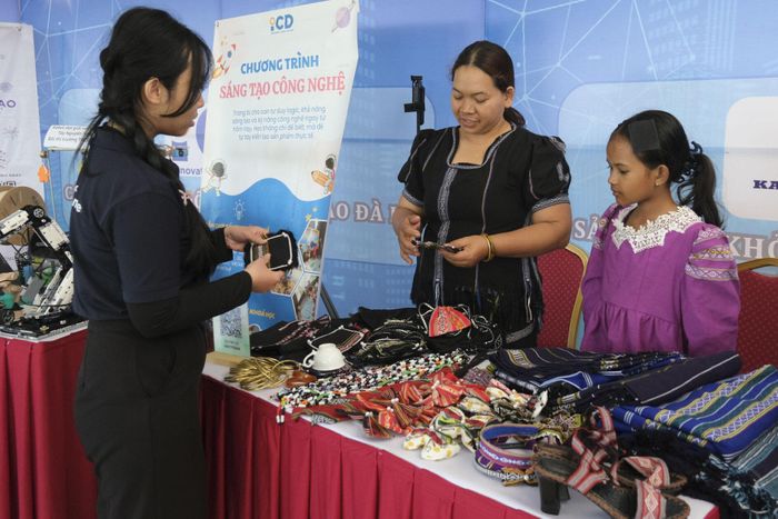 Chị Ka Thuân giới thiệu sản phẩm cho khách hàng. Ảnh tư liệu