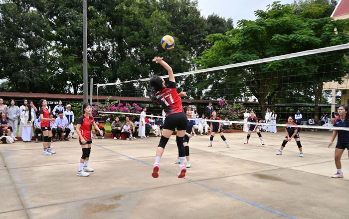 Trường THPT Đắk Mil (xã Đắk Mil) đã nhanh chóng đi vào ổn định vận hành, tổ chức các hoạt động dạy học, ngoại khóa cho học sinh