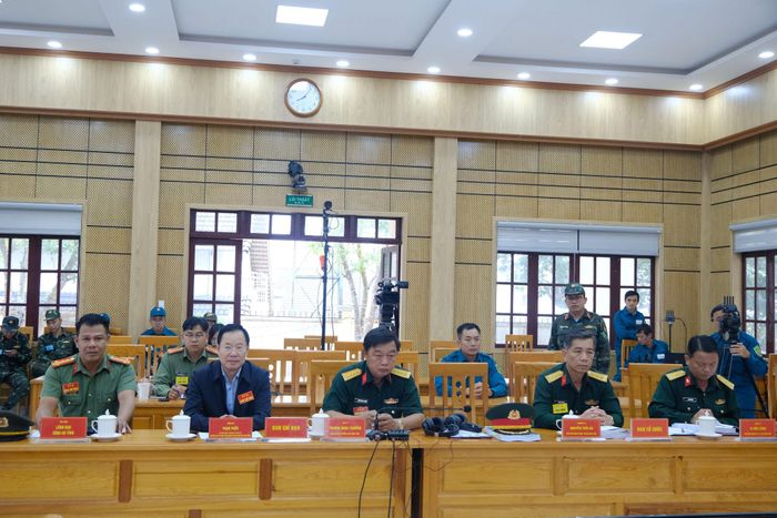 Các đồng chí theo dõi và trực tiếp chỉ đạo diễn tập Cụm 8