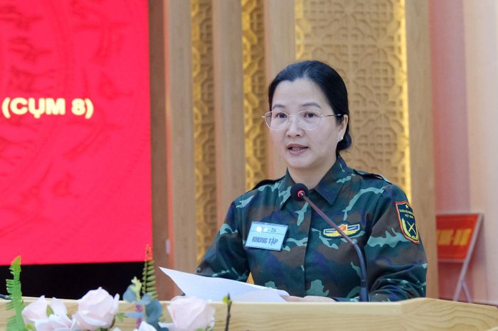 Đồng chí Trần Thị Chúc Quỳnh, Tỉnh ủy viên, Bí thư Đảng ủy phường Lang Biang - Đà Lạt đại diện các địa phương trong cụm báo cáo công tác chuẩn bị diễn tập