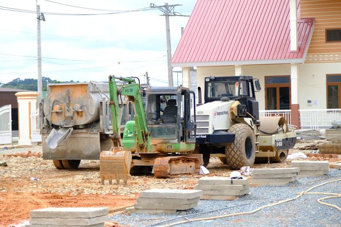 Các đơn vị nhà thầu tập trung phương tiện thi công công trình trên địa bàn xã Lạc Dương