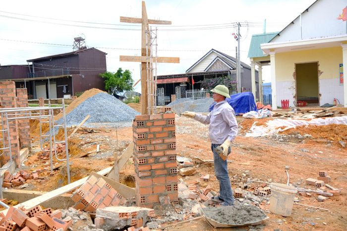 Công nhân tập trung thi công tường rào tại Nhà văn hóa xã Lạc Dương