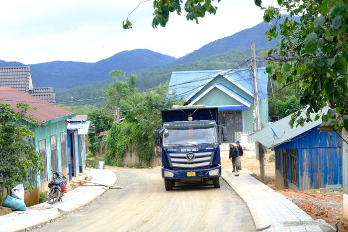 Đơn vị thi công tiến hành rải đá tại công trình nâng cấp, mở rộng tuyến đường thôn 6