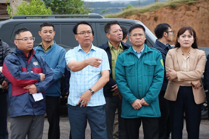 Phó Bí thư Thường trực Tỉnh ủy Lâm Đồng Đặng Hồng Sỹ kiểm tra tình trạng sạt lở tại khu tái định cư Đưng K’Nớ 5, xã Đam Rông 4 ngày 20/8. (Ảnh: Dương Phong)
