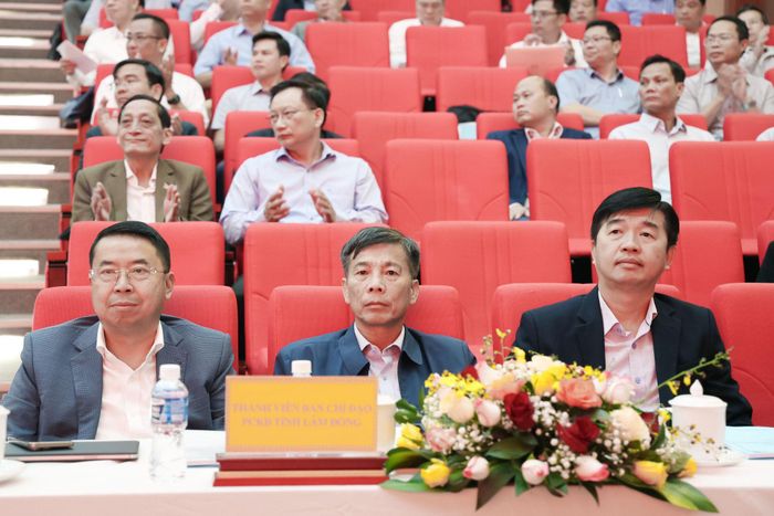 Lãnh đạo các sở, ngành tham dự hội nghị tập huấn