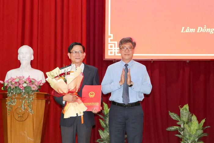 Tỉnh ủy viên, Phó Chủ tịch UBND tỉnh Nguyễn Minh trao quyết định và tặng hoa chúc mừng tân Phó Hiệu trưởng Trường Cao đẳng Bình Thuận Nguyễn Xuân Lộc