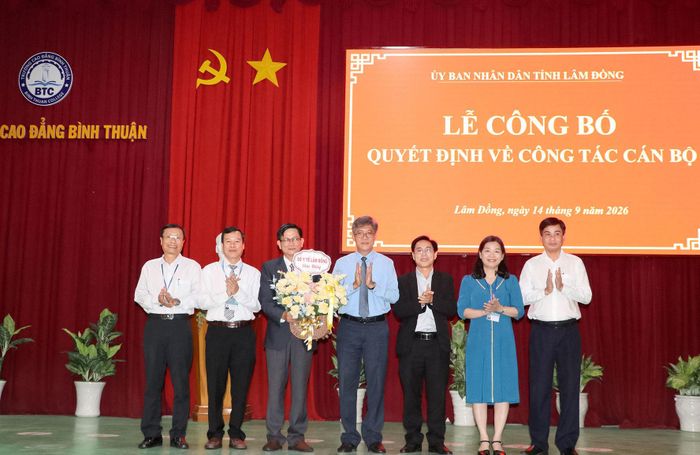 Phó Chủ tịch UBND tỉnh Nguyễn Minh cùng lãnh đạo Sở Y tế và Trường Cao đẳng Bình Thuận tặng hoa chúc mừng ông Nguyễn Xuân Lộc