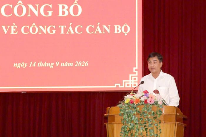 Phó Giám đốc Sở Nội vụ Trần Hữu Tuấn công bố quyết định điều động, bổ nhiệm tân Phó Hiệu trưởng Trường Cao đẳng Bình Thuận Nguyễn Xuân Lộc