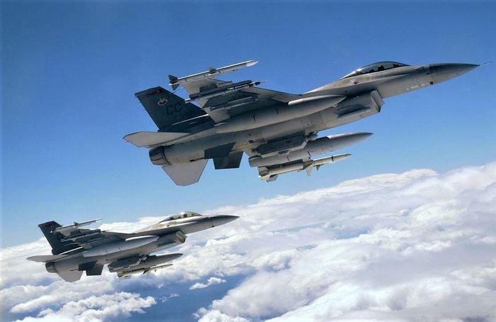 Hai chiếc máy bay tiêm kích đa năng General Dynamics F-16 Fighting Falcon của Không quân Mỹ đang bay trên bầu trời. Ảnh: Không quân Mỹ