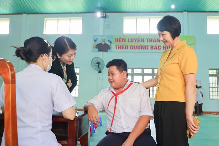 Đồng chí Phạm Thị Phúc, Phó Bí thư Tỉnh ủy, Chủ tịch Ủy ban MTTQ Việt Nam tỉnh Lâm Đồng kiểm tra tình hình triển khai công tác khám sức khỏe định kỳ, khám sức khỏe sàng lọc miễn phí cho học sinh Trường THCS Trần Phú, xã Đạ Huoai