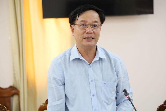Giám đốc Trung tâm Y tế khu vực Đạ Huoai báo cáo tình hình triển khai công tác khám sức khỏe định kỳ, khám sức khỏe sàng lọc miễn phí cho người dân tại khu vực