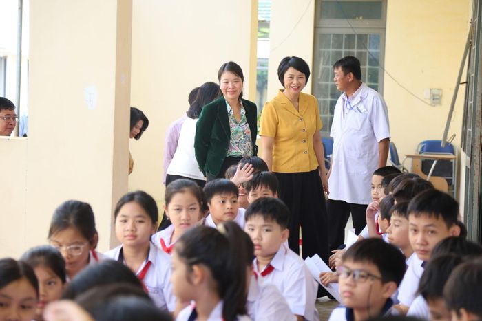 Đoàn công tác của tỉnh kiểm tra tình hình triển khai công tác khám sức khỏe định kỳ, khám sức khỏe sàng lọc miễn phí cho học sinh Trường THCS Trần Phú, xã Đạ Huoai
