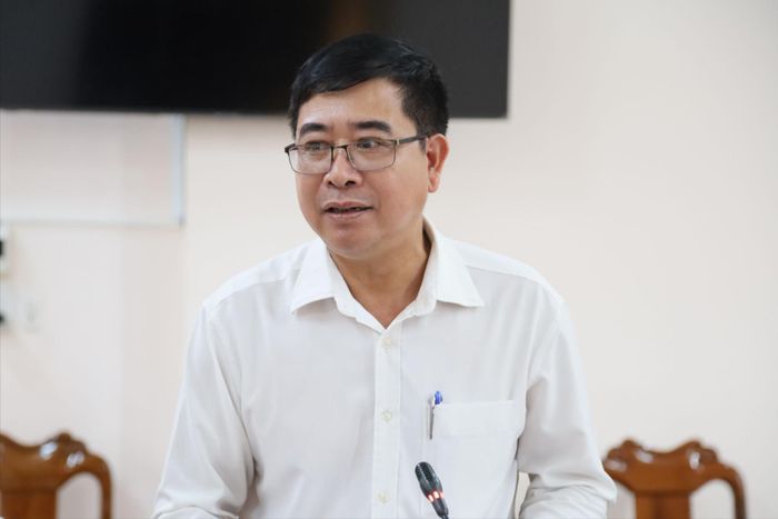 Phó Chủ tịch UBND xã Đạ Huoai Nguyễn Thanh Bình trao đổi những khó khăn, vướng mắc trong công tác triển khai khám sức khỏe định kỳ, khám sức khỏe sàng lọc miễn phí cho người dân