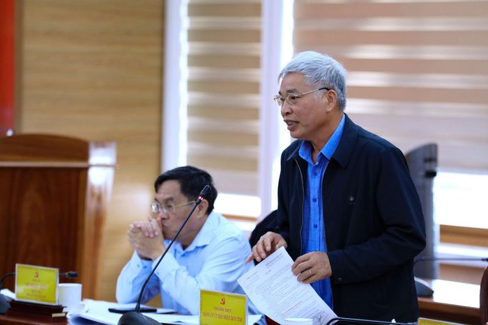 Phó Bí thư chuyên trách Đảng ủy UBND tỉnh Lâm Đồng Hoàng Văn Nghĩa báo cáo về tiến độ thực hiện các nhóm nhiệm vụ thuộc thẩm quyền của UBND tỉnh