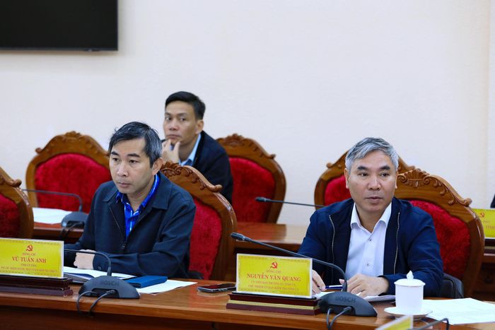 Ủy viên Ban Thường vụ Tỉnh ủy, Chủ nhiệm UBKT Tỉnh ủy Nguyễn Văn Quang (bên trái) và các đại biểu theo dõi cuộc họp