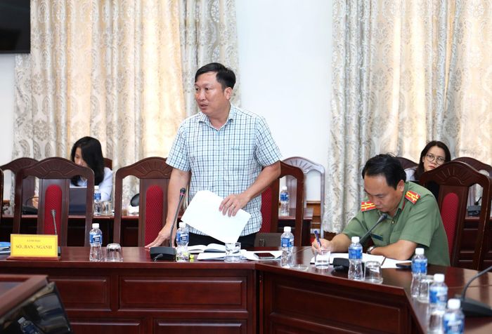 Phó Giám đốc Sở Xây dựng Lâm Đồng Nguyễn Đức Minh Tiến báo cáo tại buổi làm việc
