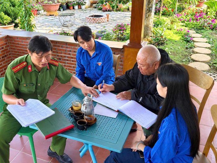 Đoàn viên, thanh niên phường B'Lao hỗ trợ người dân tiếp cận các tiện ích số tại cơ sở