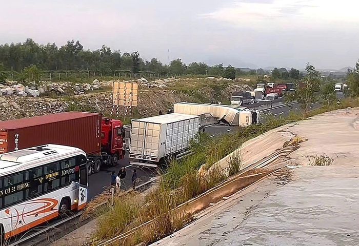 Phương tiện gặp nạn nằm chắn ngang khiến việc lưu thông qua khu vực gặp nhiều khó khăn, các phương tiện bị ùn ứ ở cả hai chiều