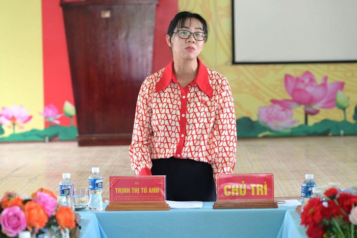 ĐBQH tỉnh Trịnh Thị Tú Anh chủ trì buổi làm việc