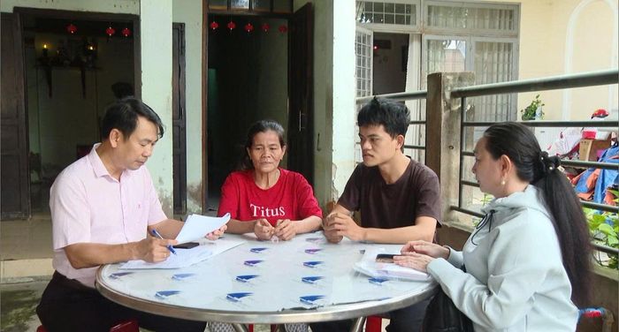 Bà Nguyễn Thị Gái (áo đỏ), tổ dân phố Ung Chiếm, phường Hàm Thắng (Lâm Đồng) được vay vốn cho con học năm thứ 3 đại học