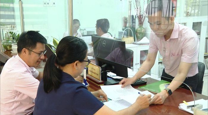 Bà Trương Thị Kim Tuyến, ở xã Tánh Linh (Lâm Đồng) làm thủ tục vay vốn ưu đãi cho con học ngành STEM