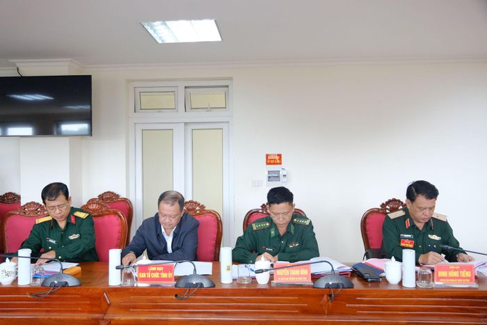 Thiếu tướng Đinh Hồng Tiếng, Ủy viên Ban Thường vụ Tỉnh ủy, Chỉ huy trưởng Bộ Chỉ huy Quân sự tỉnh (ngoài cùng bên phải) và các đại biểu tham dự hội nghị