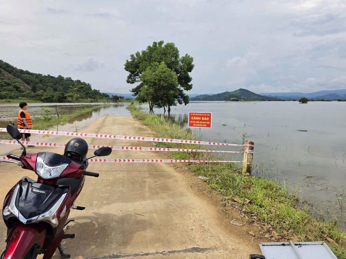 Xã Cát Tiên chỉ đạo các cơ quan, đơn vị tăng cường tuyên truyền, cắm biển cảnh báo, rào chắn tại những khu vực ngập nước có đông người qua lại