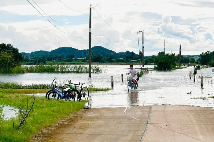 Tại một số điểm ngập, xuất hiện tình trạng trẻ em tụ tập vui chơi