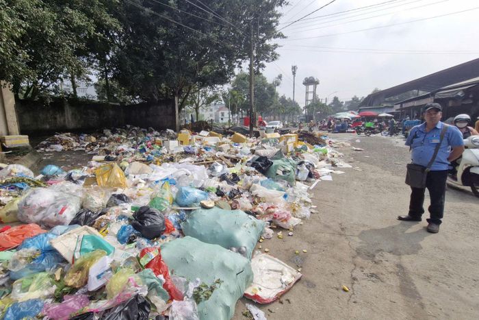 Rác tràn ngập khu vực trung tâm Phường 1 Bảo Lộc