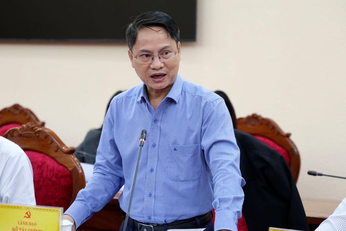 Phó Giám đốc Sở Tài chính Lâm Đồng Phạm Văn Bảy báo cáo về tình hình rà soát và phương án xử lý nhà, đất dôi dư trên địa bàn tỉnh