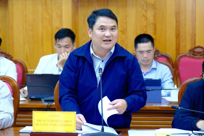 Ông Lê Văn Tạo, Phó Giám đốc Trung tâm Phát triển quỹ đất tỉnh Lâm Đồng phát biểu tại buổi làm việc