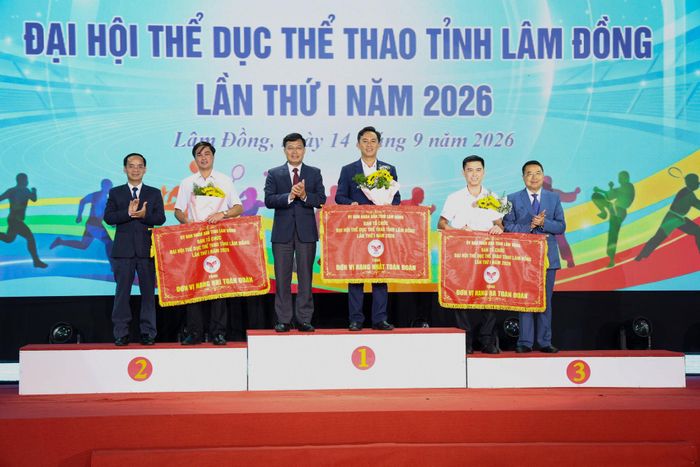Lãnh đạo HĐND, UBND tỉnh, Sở Văn hóa, Thể thao và Du lịch tặng cờ cho 3 đoàn thể thao có thành tích xuất sắc tại Đại hội TDTT tỉnh lần thứ I