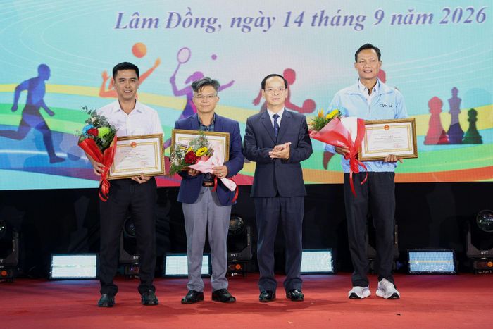 Đồng chí Đa Cát Vinh, Tỉnh ủy viên, Phó Chủ tịch HĐND tỉnh tặng Bằng khen của Chủ tịch UBND tỉnh cho các đơn vị tổ chức xuất sắc