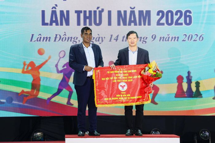 Đồng chí Bon Yô Soan, Phó Chủ tịch Ủy ban MTTQ Việt Nam tỉnh Lâm Đồng tặng Cờ đơn vị dẫn đầu khối đại hội cho Đoàn Thể thao Sở Giáo dục và Đào tạo
