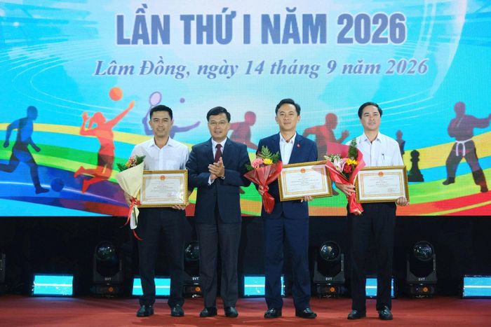 Tỉnh ủy viên, Phó Chủ tịch UBND tỉnh Đinh Văn Tuấn tặng Bằng khen của Chủ tịch UBND tỉnh cho 3 đoàn thể thao dẫn đầu Đại hội TDTT tỉnh
