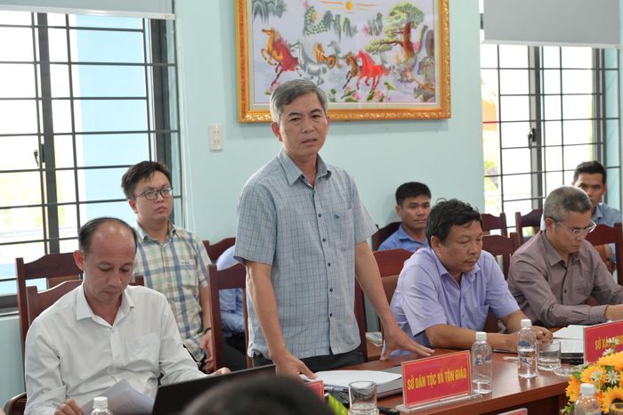 Ông Nguyễn Hoàng Đạo, Phó Giám đốc Sở Dân tộc và Tôn giáo có ý kiến tại buổi làm việc