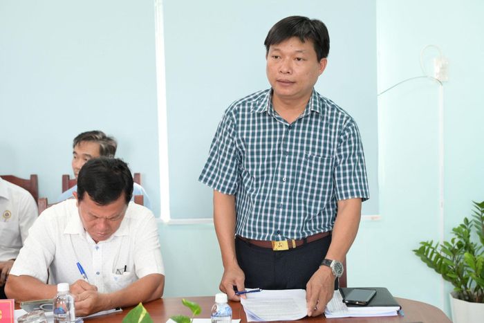 Ông Đặng Thành Nhân, Phó Phòng Văn hóa, UBND xã Tuy Phong báo cáo tại buổi giám sát